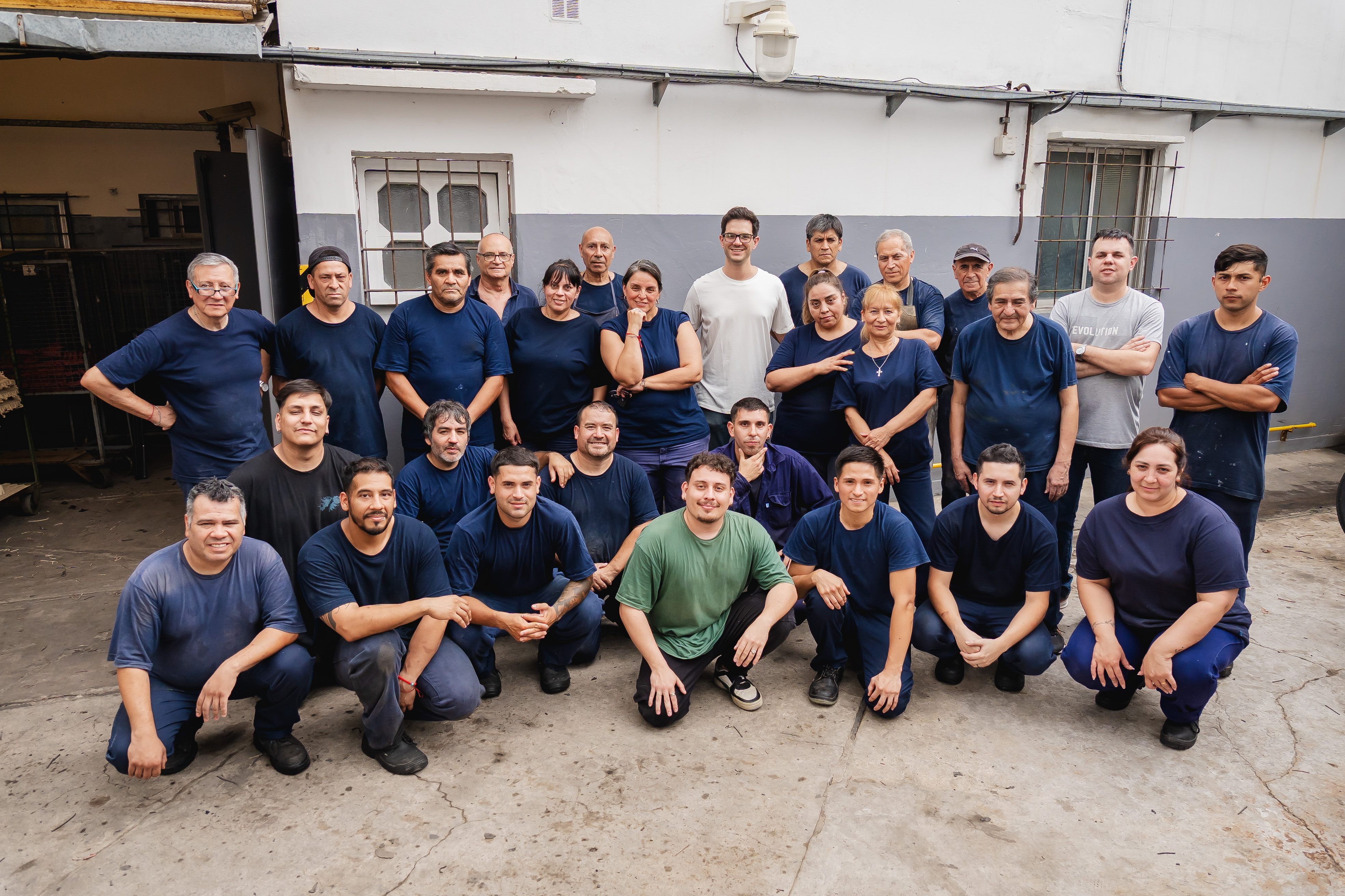 Equipo de Supergoma trabajando